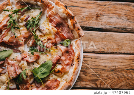 Overhead pizza carbonara on rustic wooden table 47407963
