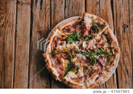 Overhead pizza carbonara on rustic wooden table 47407965