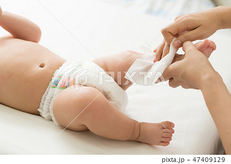 Mother cleaning up body and leg baby by wet tissue Mother cleaning up body and leg baby by wet tissue 47409129