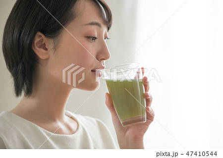 グリーンスムージーを飲む若い日本人女性 47410544