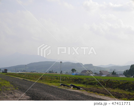 ゆっくりと電車が走る北海道中富良野町の風景 47411771