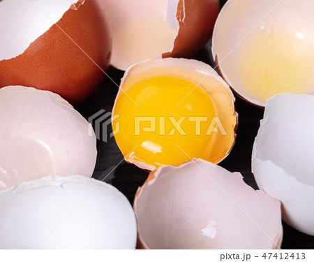 broken hicken eggs close-up broken hicken eggs close-up 47412413