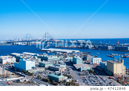 （神奈川県）横浜マリンタワーから眺める山下埠頭とベイブリッジ 47412846