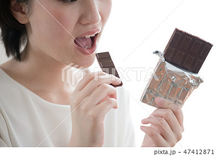 チョコレートを食べる若い日本人女性 チョコレートを食べる若い日本人女性 47412871