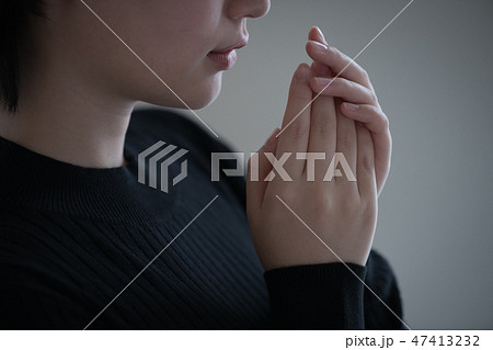 手荒れを気にする若い日本人女性 47413232