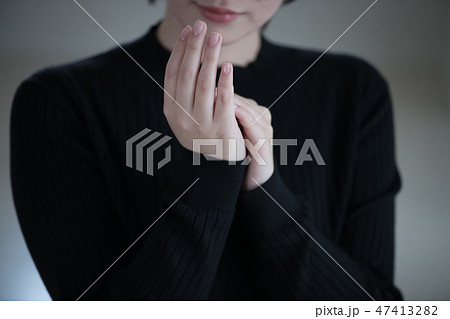 ハンドケアをする若い日本人女性 47413282