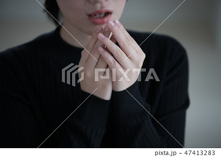 末端冷え性の若い日本人女性 末端冷え性の若い日本人女性 47413283