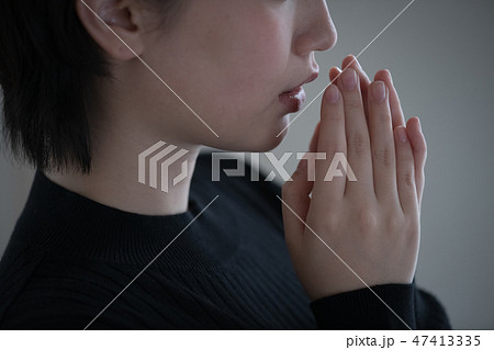 口臭を気にする若い日本人女性 47413335