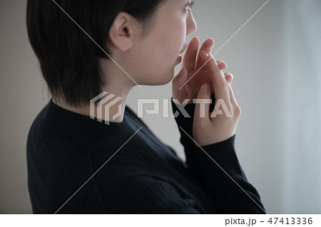 口臭を気にする若い日本人女性 口臭を気にする若い日本人女性 47413336