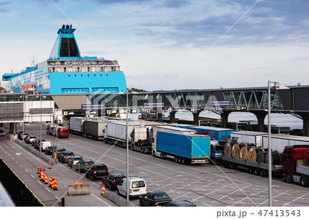 loading cars on sea ferry 47413543