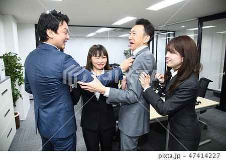 オフィス内で喧嘩 47414227