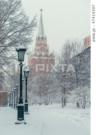 Kremlin tower, city park in the center of Moscow 47414397
