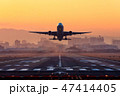 伊丹空港　朝の光の中を離陸するトリプルセブン 47414405