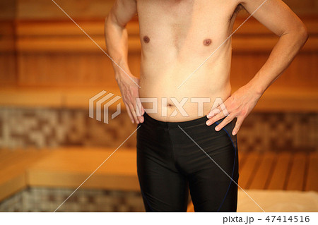 サウナでリラックスする男性 サウナでリラックスする男性 47414516