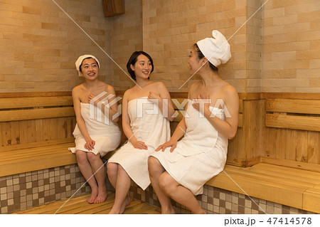 サウナ　若い女性　お風呂　リラックス　 47414578