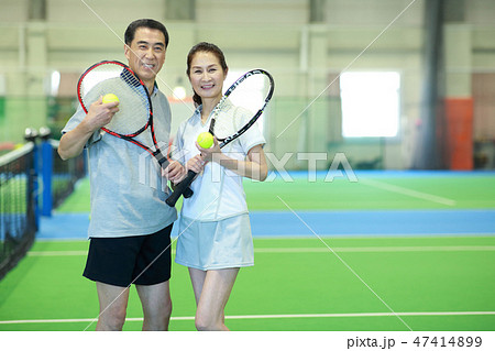 テニスをする60代男女 47414899