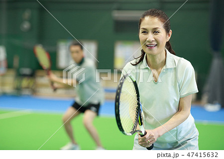 テニスをする60代男女 テニスをする60代男女 47415632