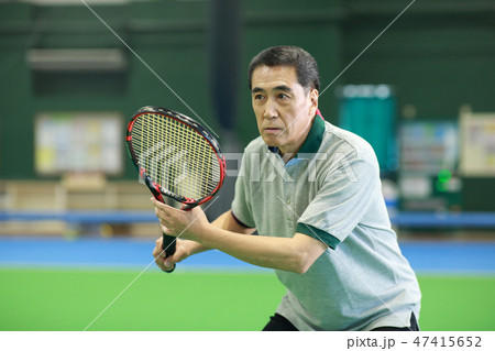 テニスをする男性 47415652