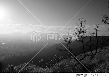 モノクロの阿蘇風景 47415885