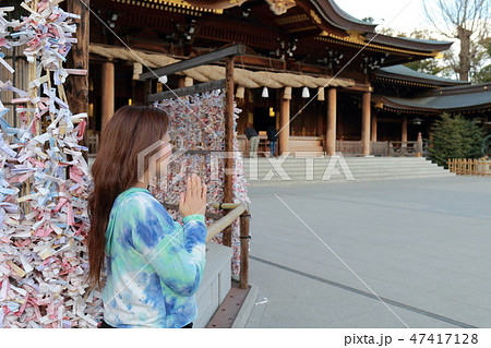 神社でお祈りする女の子 47417128