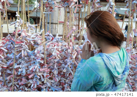 神社でお祈りする女の子の写真素材