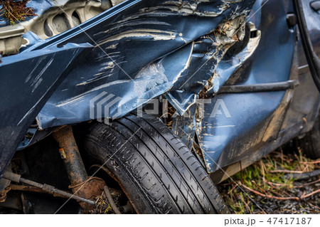 Total loss car with broken windscreen, axle fracture and police barrier band 47417187
