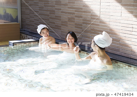 若い女性、お風呂、温泉、温泉施設、大浴場、銭湯、天然温泉、スーパー銭湯 47419434