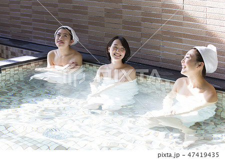 若い女性、お風呂、温泉、温泉施設、大浴場、銭湯、天然温泉、スーパー銭湯 47419435