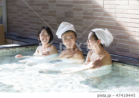 若い女性、お風呂、温泉、温泉施設、大浴場、銭湯、天然温泉、スーパー銭湯 47419445