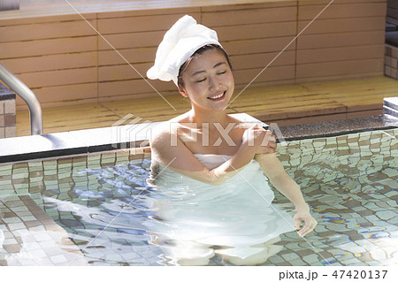 若い女性、お風呂、温泉、温泉施設、大浴場、銭湯、天然温泉、スーパー銭湯 47420137