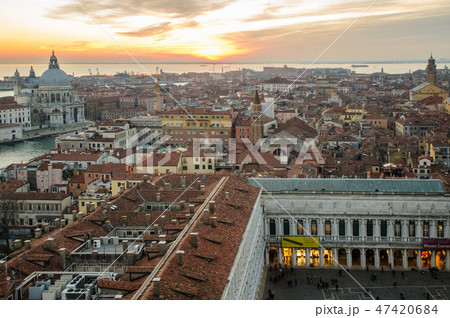 ヴェネツィア　サン・マルコ広場の鐘楼からのヴェネツィア市街の夕景 47420684