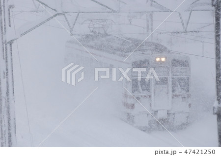 吹雪く上越線を行く、北越急行HK100形 47421250