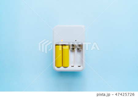 Picture of charger with yellow batteries 47425726