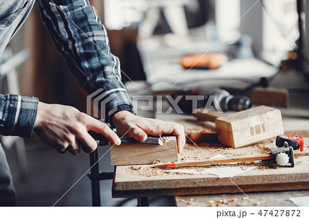 The carpenter works with a tree 47427872