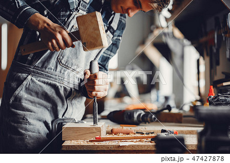 The carpenter works with a tree The carpenter works with a tree 47427878