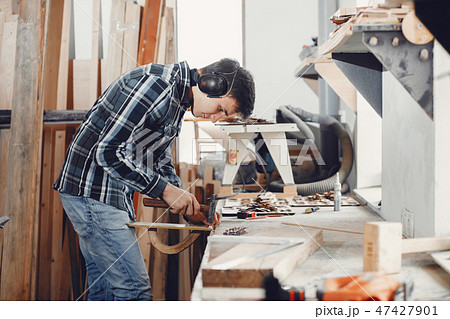 The carpenter works with a tree 47427901