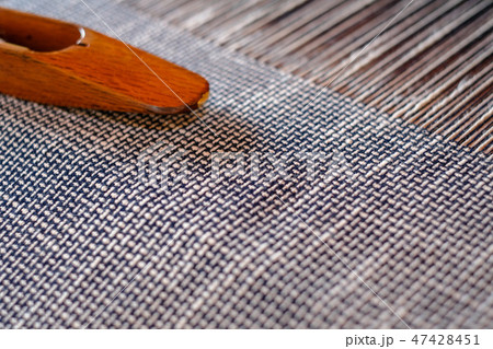 機の上の藍染の手織り布と杼(ひ) 機の上の藍染の手織り布と杼(ひ) 47428451