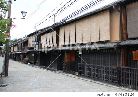 祇園新橋通の古い町並み 47430124
