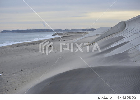 砂浜と防波堤と夕暮れの空 47430905