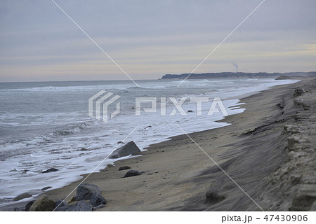 砂浜と防波堤と夕暮れの空 47430906