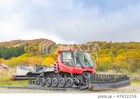 出番を待つゲレンデ整備車 47432259
