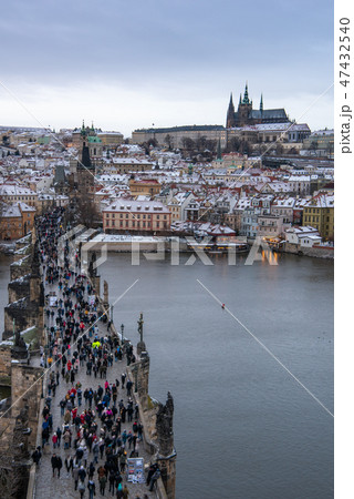 チェコ　雪化粧のプラハ　カレル橋とプラハ城　 47432540