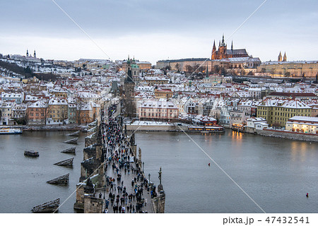 チェコ　雪化粧のプラハ　カレル橋とプラハ城　 47432541