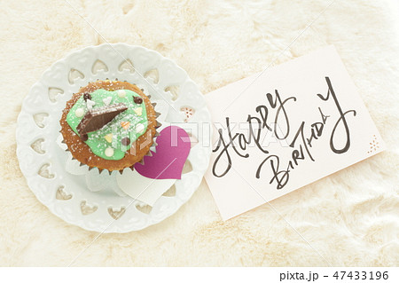 手書きバースデーカードとかわいい手作りカップケーキの写真素材