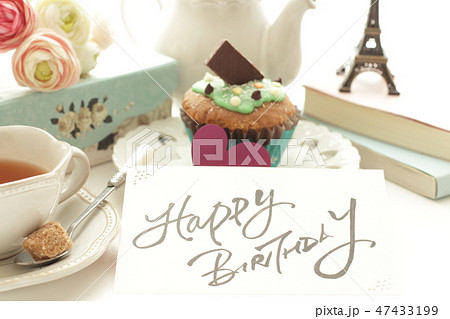 手書きバースデーカードとかわいい手作りカップケーキの写真素材