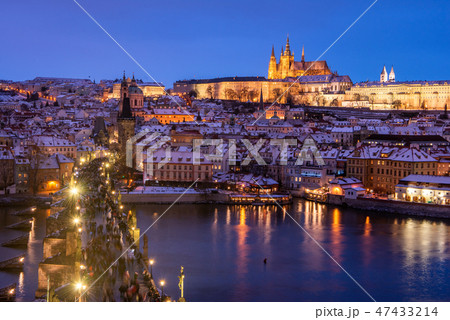 チェコ　雪化粧のプラハ　カレル橋とプラハ城　 47433214