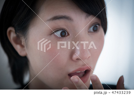 驚いて目を丸くする若い日本人女性 47433239