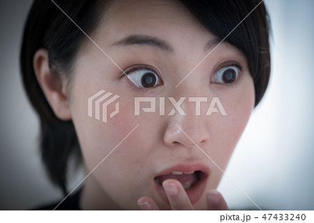 ビックリした表情の若い日本人女性 47433240