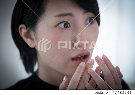 怯えた表情の若い日本人女性 47433241