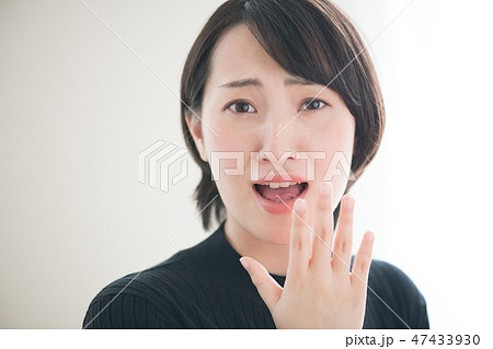 困った表情の若い日本人女性 47433930